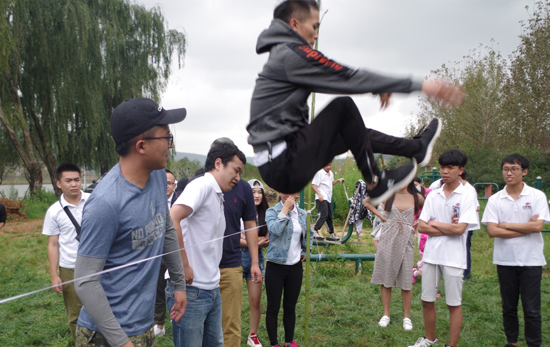 四个小队依次完成跨越横线，每个小伙伴脸上洋溢着愉悦的笑容！此时此刻结果如何并不重要，重要的是在游戏中bob真人
收获了亲密无间的高度默契和队友间无条件的信任！